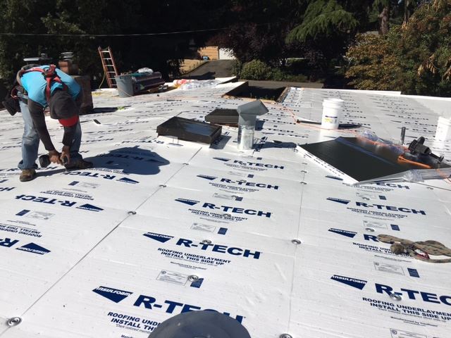 A Bellevue roofer from Pro Roofing NW installing a new roof